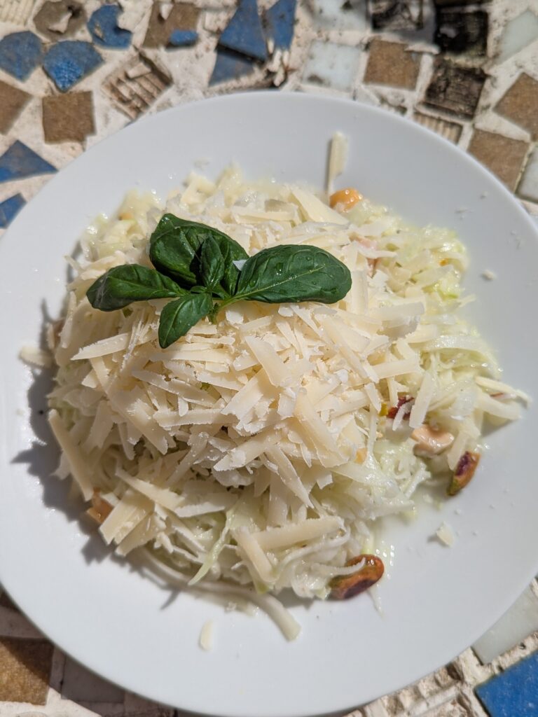 Keto Kohlrabisalat mit Parmesan